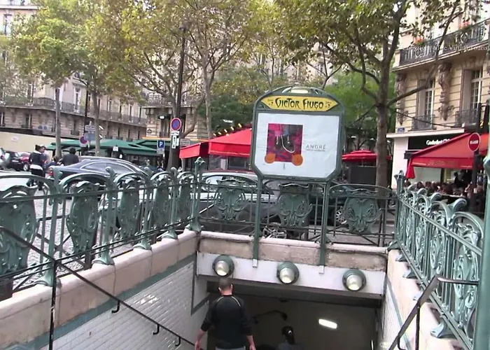 The Charming Trocadero Eiffel Tower Bed & Breakfast