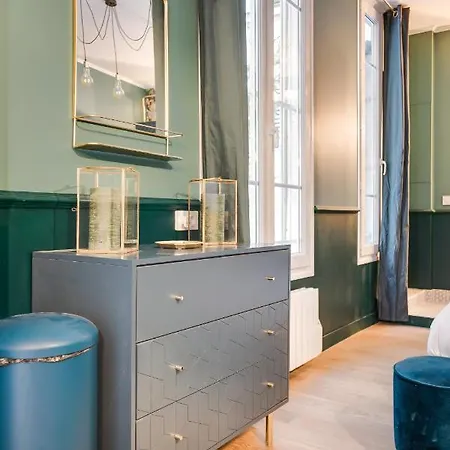 The Charming Trocadero Eiffel Tower Bed & Breakfast