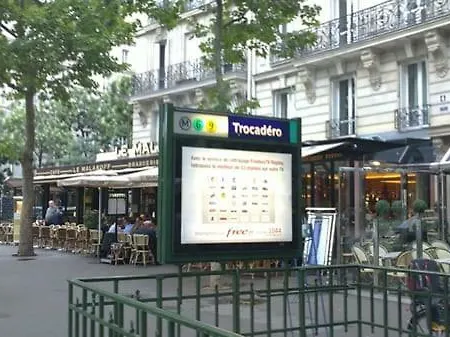 The Charming Trocadero Eiffel Tower Bed & Breakfast